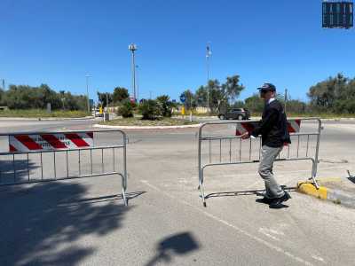 � un marted�, sono le 13.15 e Gino sta aspettando che gli studenti escano dall�istituto. Lo vediamo quindi posizionare le transenne da una parte all�altra della strada per chiuderla al traffico...
